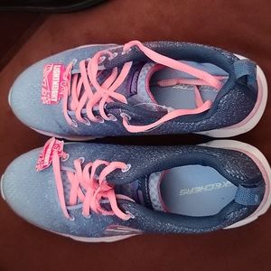 NWT Skechers Girls Sneaker Size 2